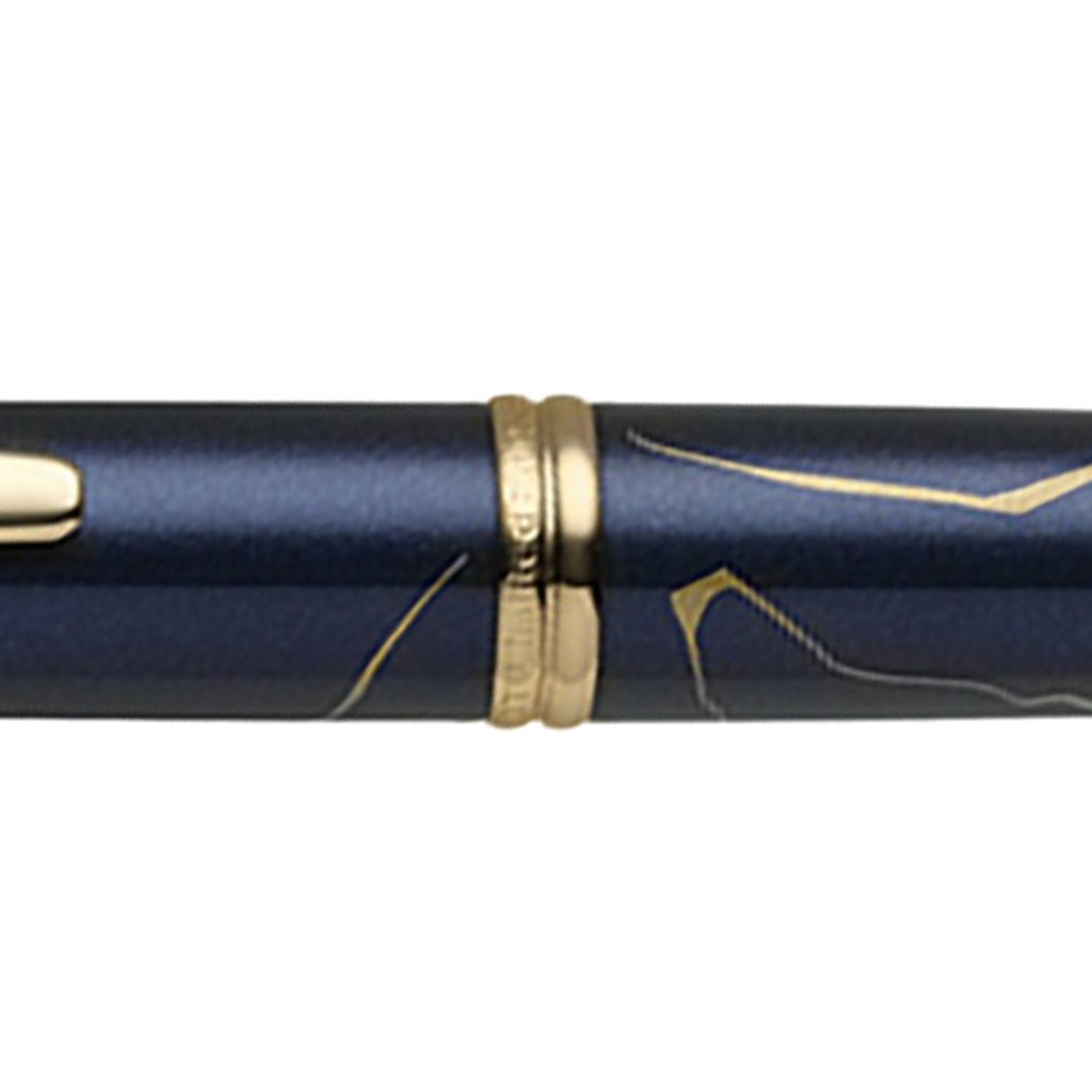 Détail de la bague gravée de l'édition limitée 2026 et des lignes dorées kintsugi