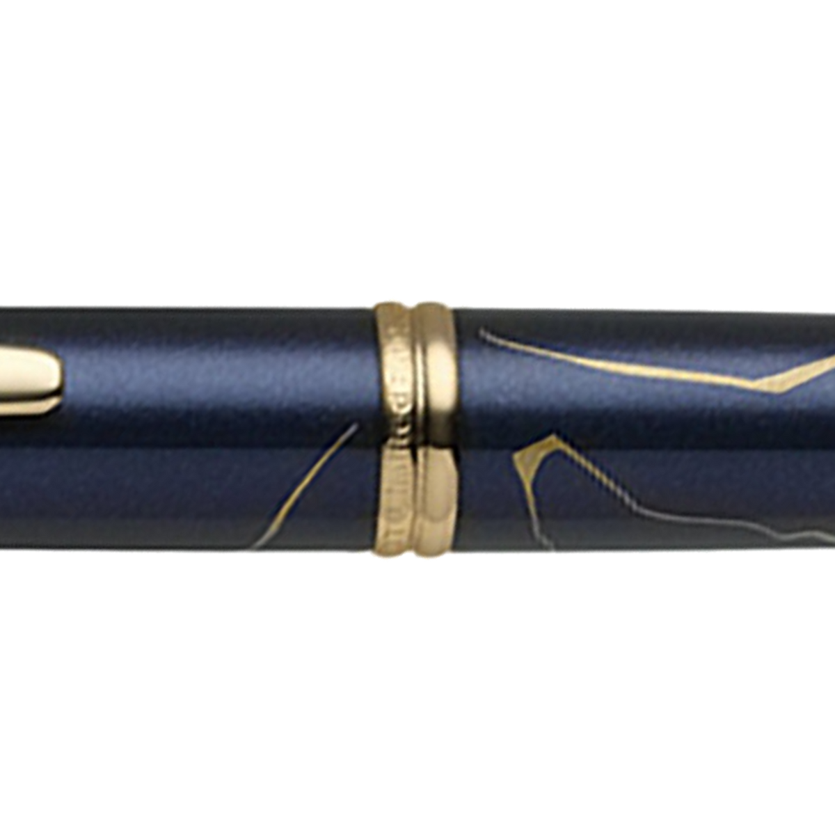 Détail de la bague gravée de l'édition limitée 2026 et des lignes dorées kintsugi