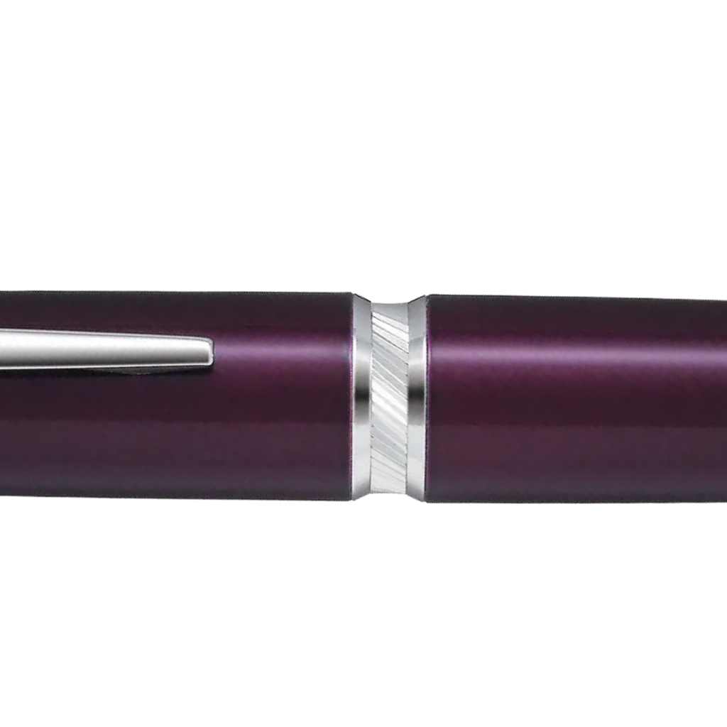 Détail de la bague centrale en retrait, ciselée de lignes diagonales, du Capless LS