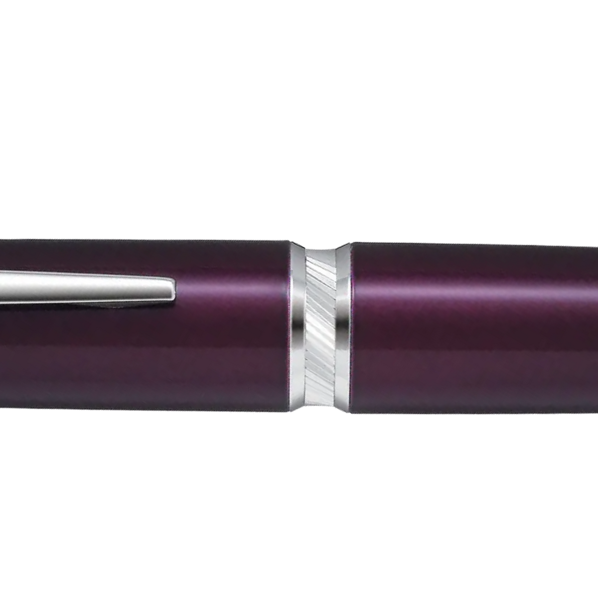 Détail de la bague centrale en retrait, ciselée de lignes diagonales, du Capless LS